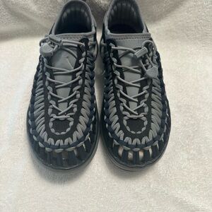 Keen Men's Uneek Black and Gray Sandals size 9.5